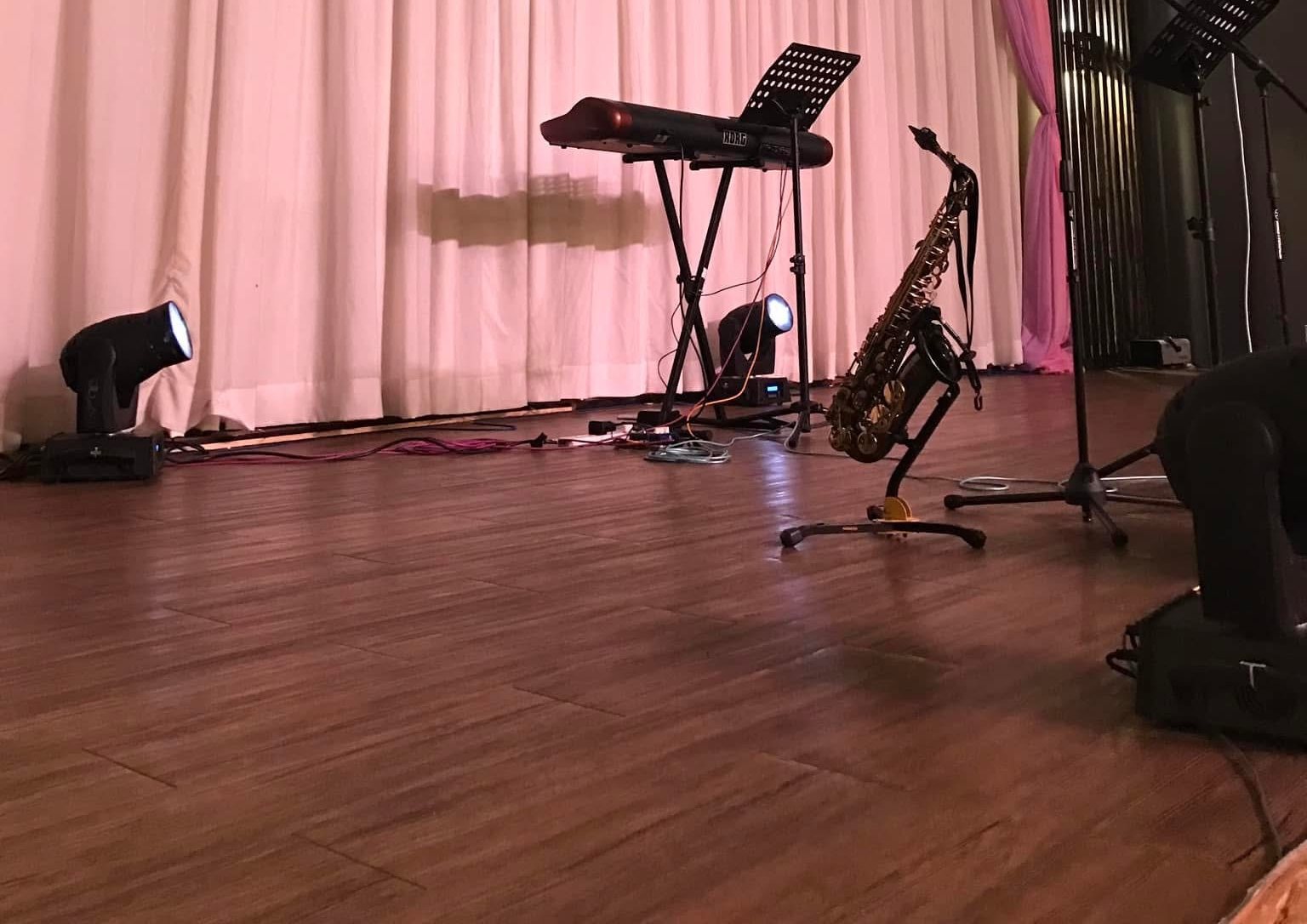 Keyboard and saxophone set up on a wedding stage before the reception